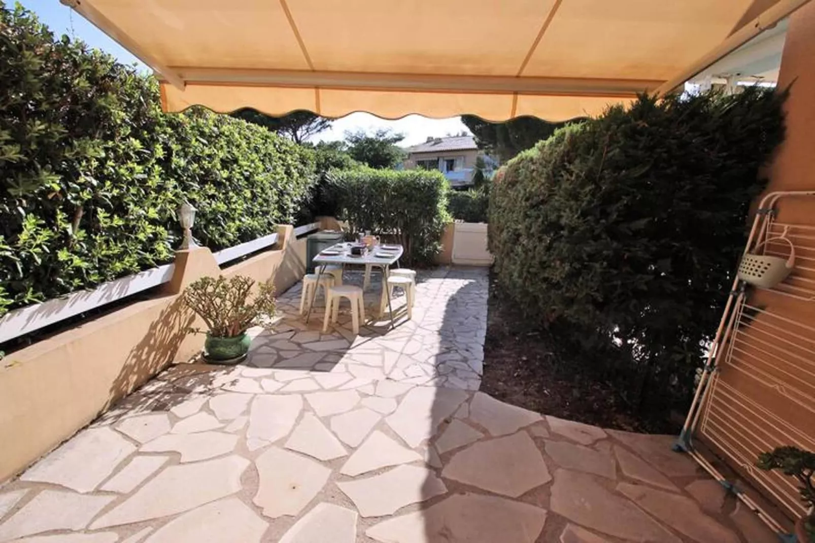 Résidence Les Boucanniers-Tuinen zomer