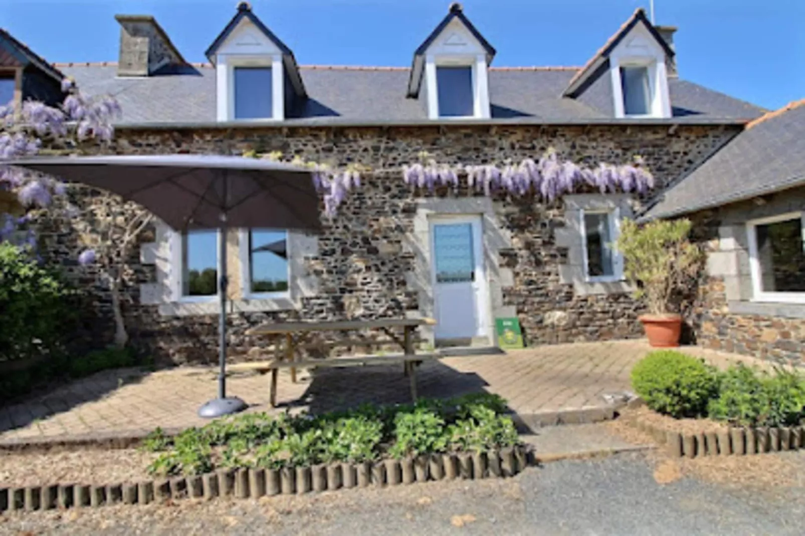 Résidence Maitre De Port-Buitenkant zomer