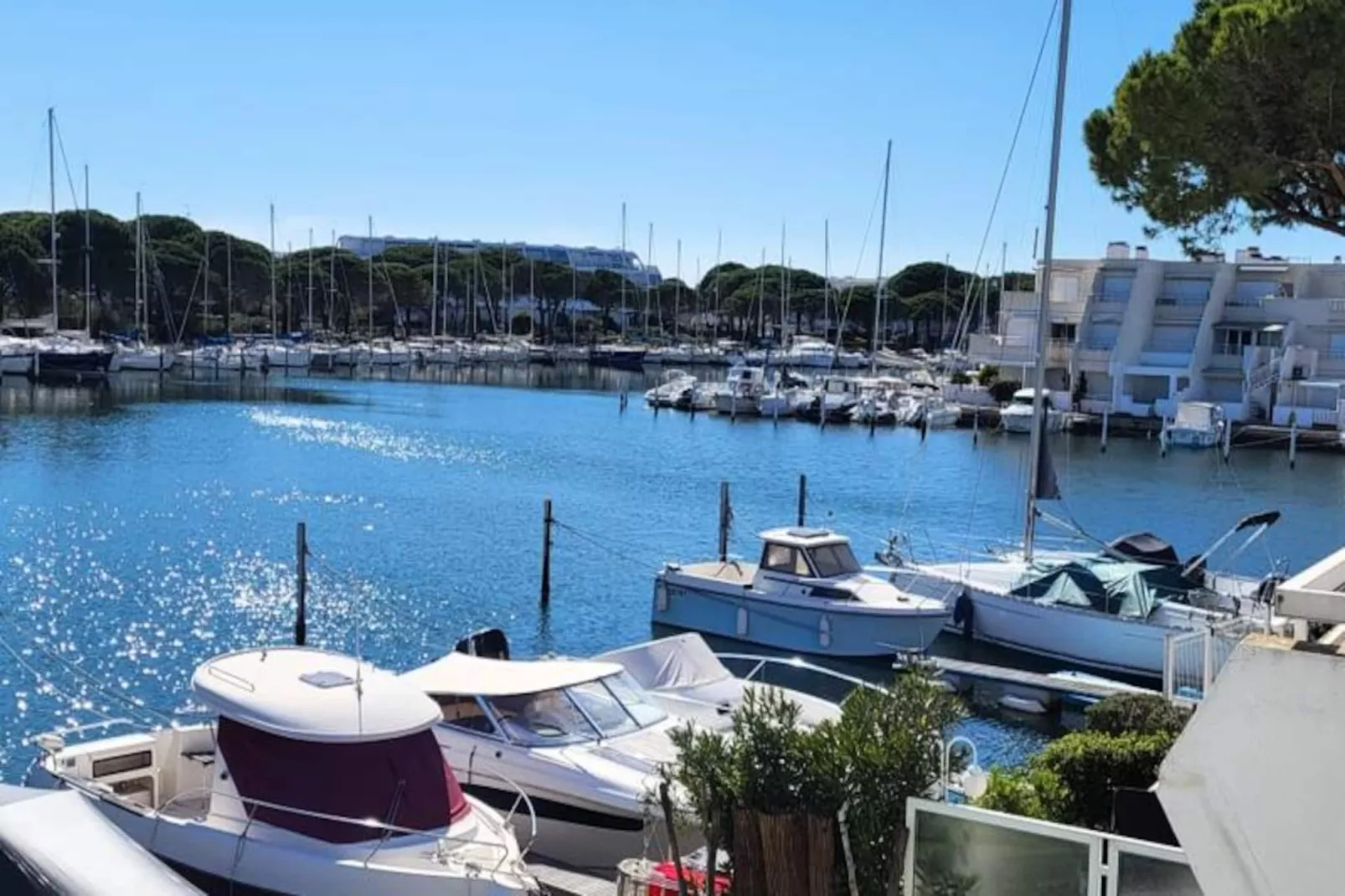 Résidence Marina Lairan Vue Sur L'eau Et Les Bateaux De Port Camargue 2 &eacute;toiles F-Image-tags.