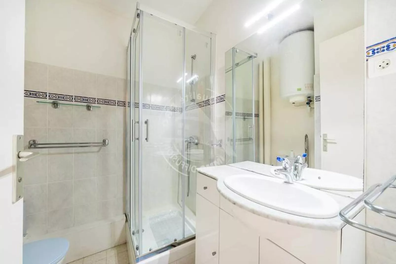 Résidence "les Tamaris"-Badkamer