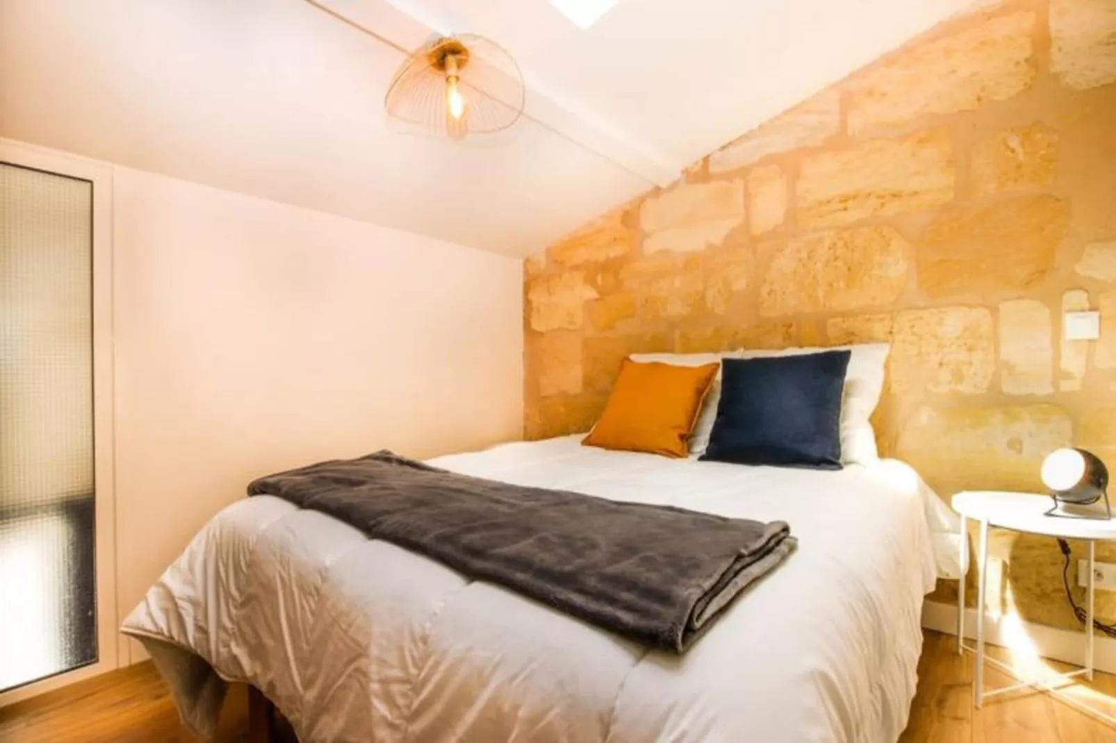 Appartement Avec Cachet En Duplex De 2 Chambres Situ&eacute; Vers La Gare St-jean-Eetkamer