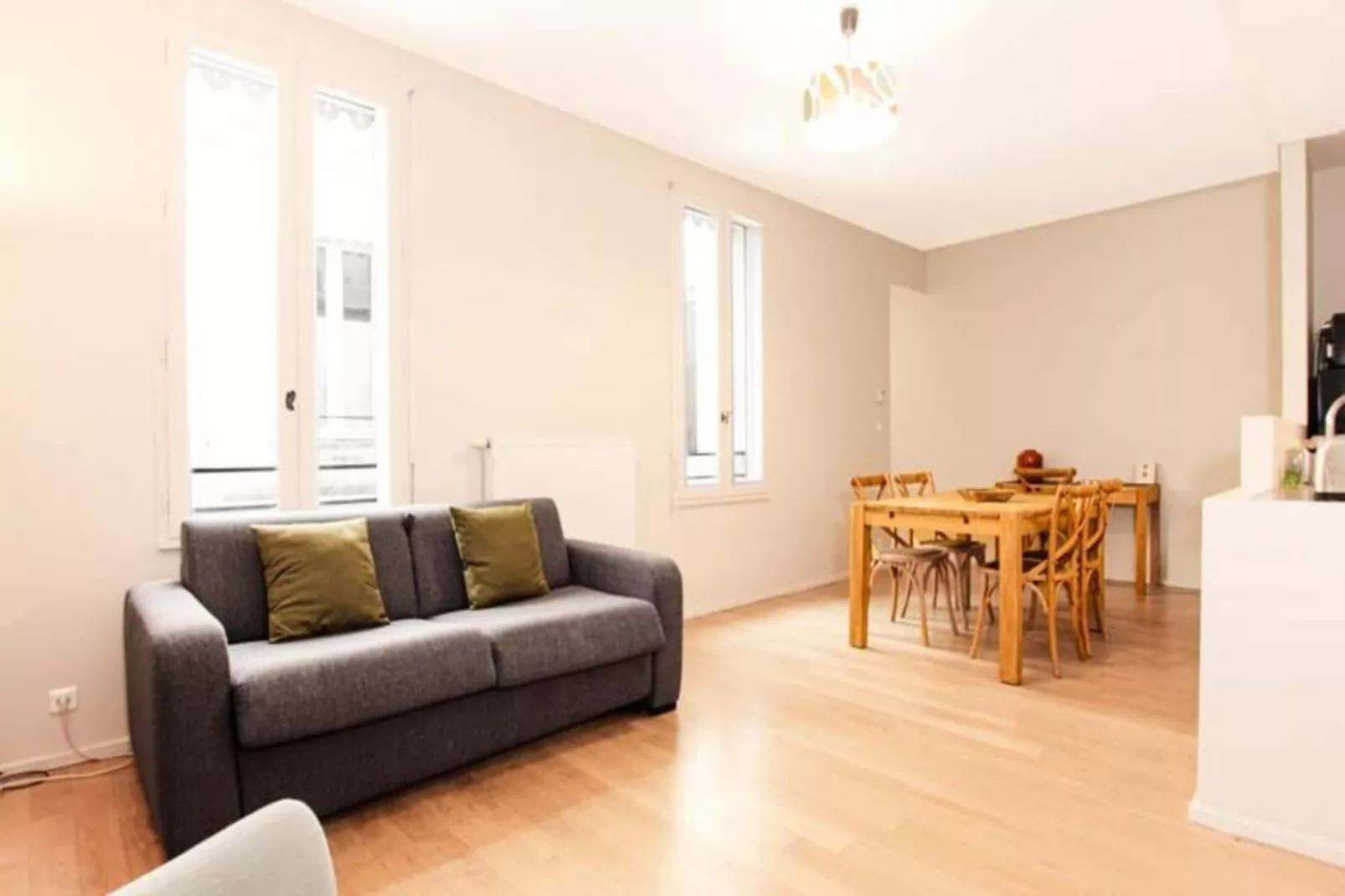 Superbe T2 Aux Prestations De Qualit&eacute; Au Jardin Public Pour 4 Personnes-Eetkamer