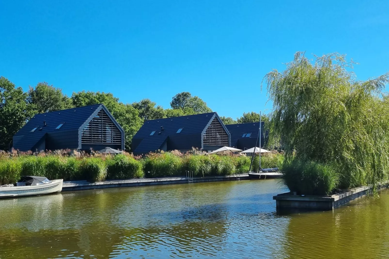 Watervilla Twa-Buitenkant zomer