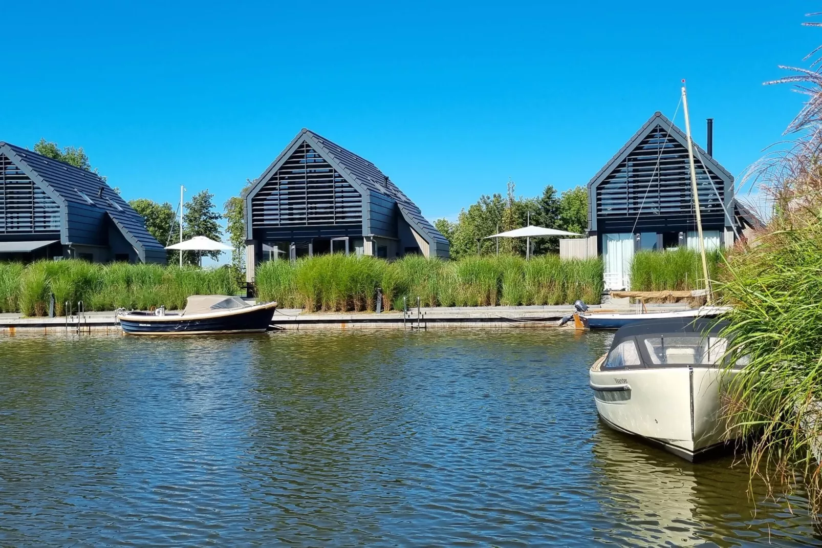 Watervilla Twa-Buitenkant zomer