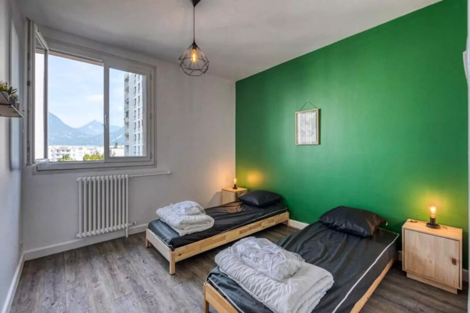 | L'ang&eacute;lique Des Eaux Claires 🪽| Parking-Image-tags.