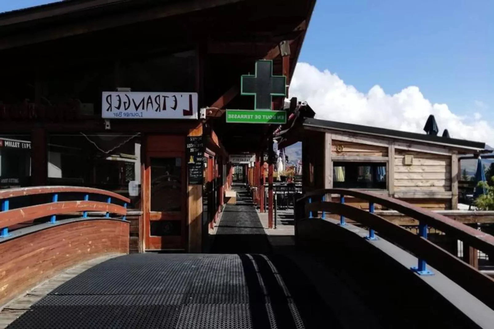 Résidence Miravidi-Buitenkant zomer