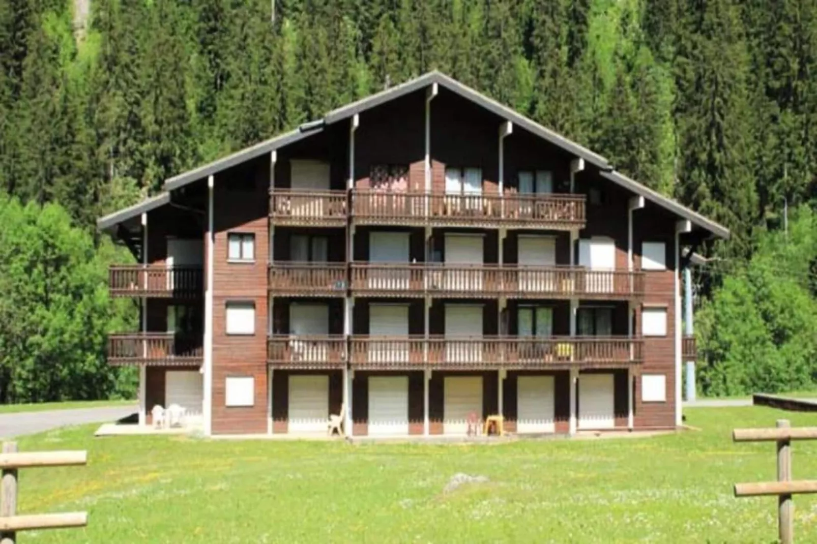 Résidence Le Perce-neige-Buitenkant zomer