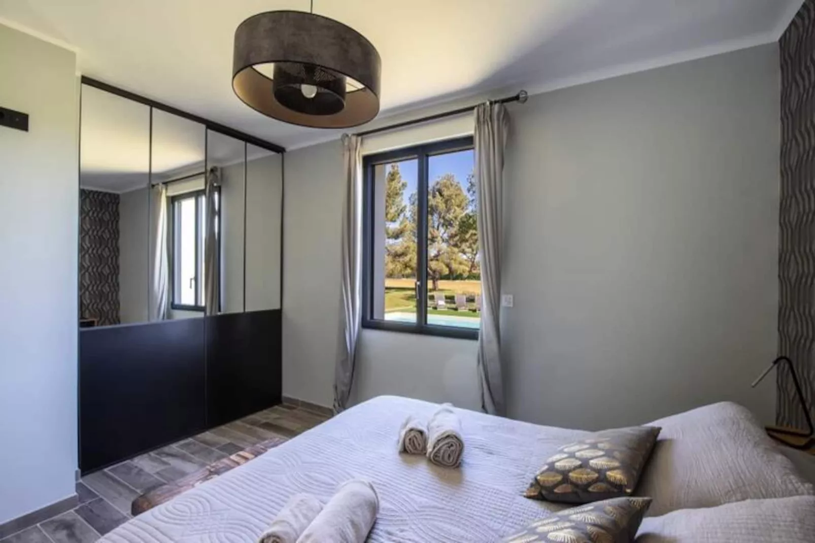 Maison Contemporaine - Grand Jardin Et Piscine Priv&eacute;e-Image-tags.