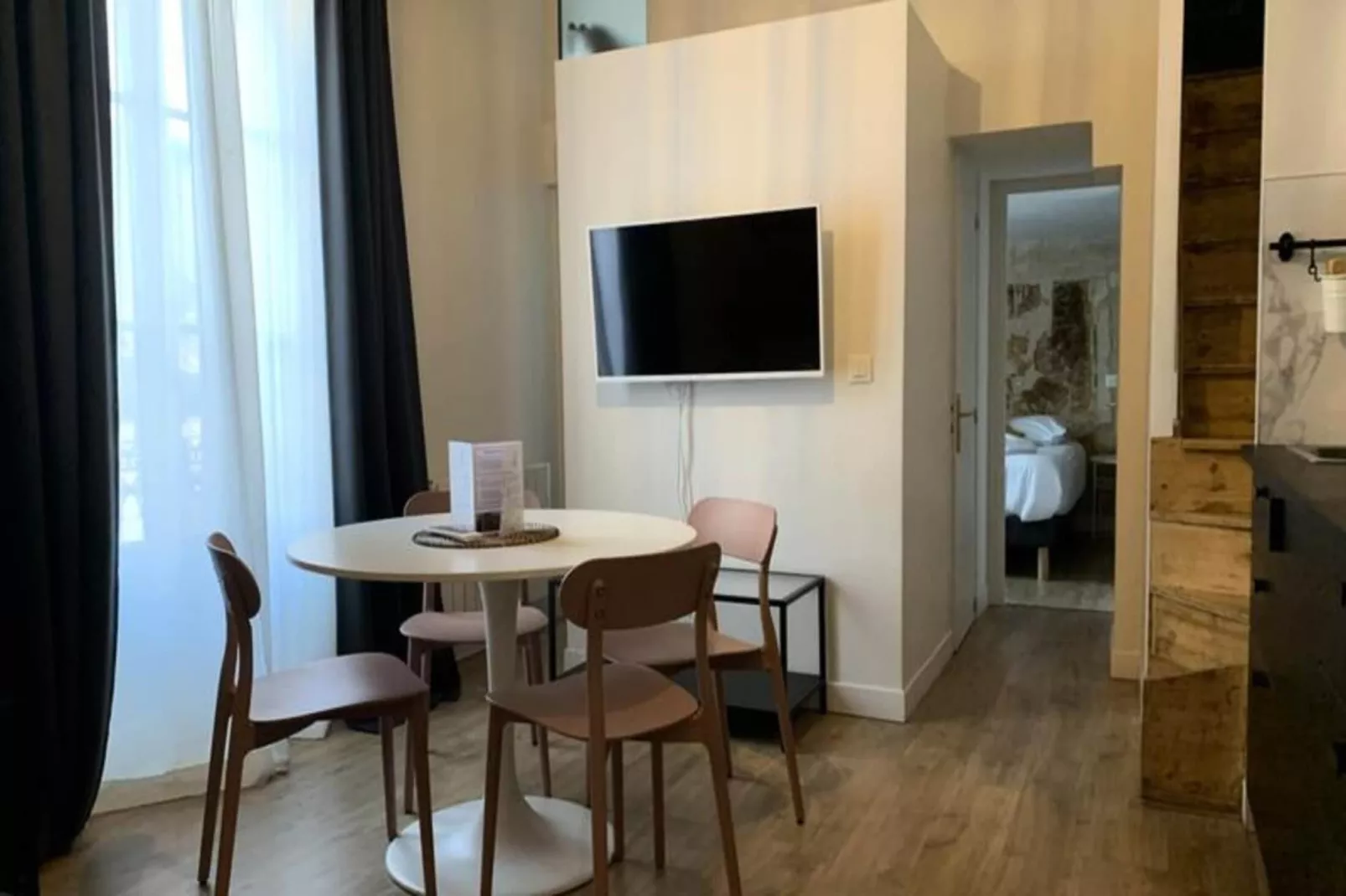 Appartement Avec Cachet En Duplex De 2 Chambres Situ&eacute; Vers La Gare St-jean-Eetkamer