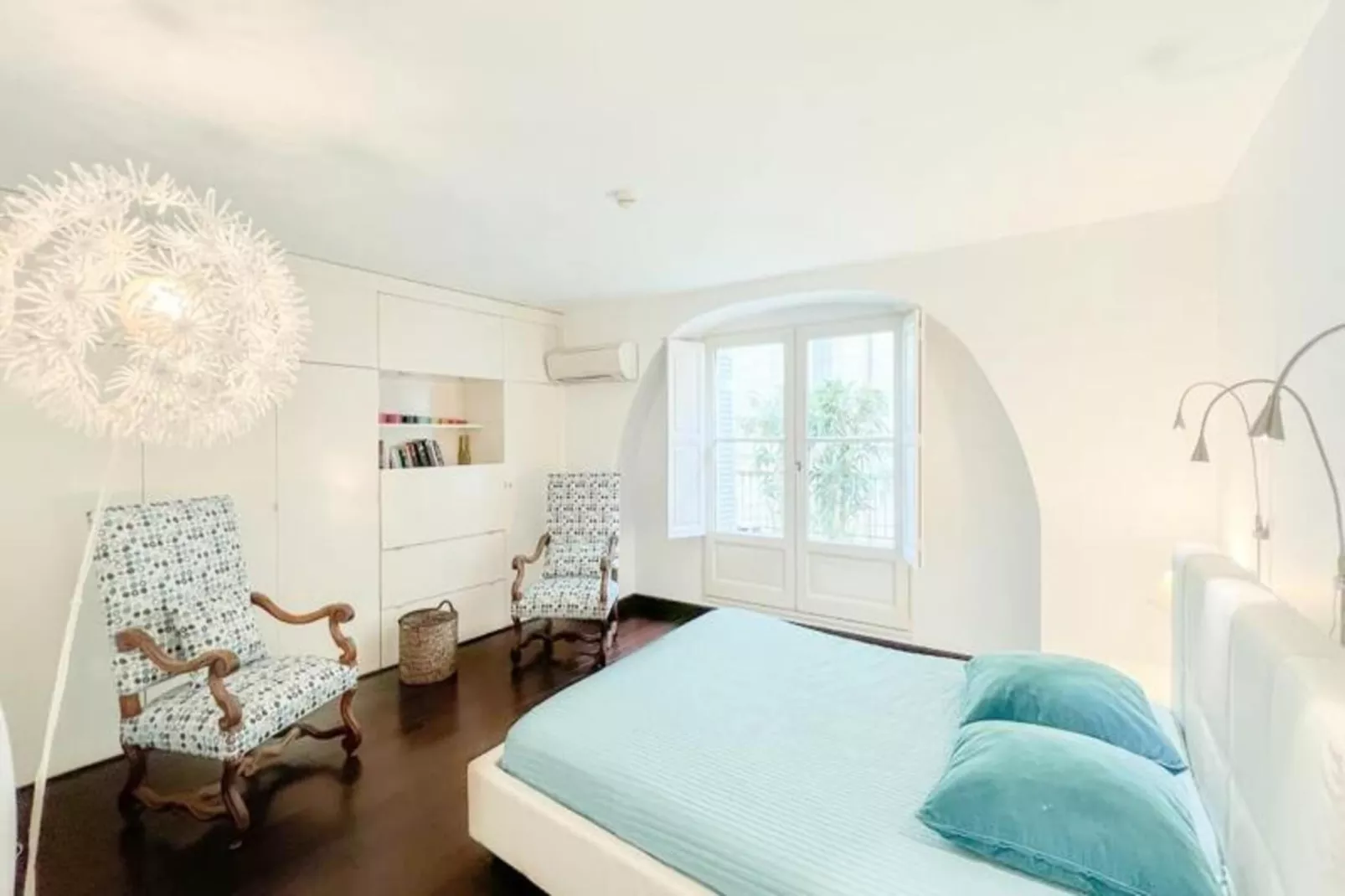 Appartement De Haut Standing Authentique Situ&eacute; Au Coeur Du Triangle D'or-Buitenkant zomer