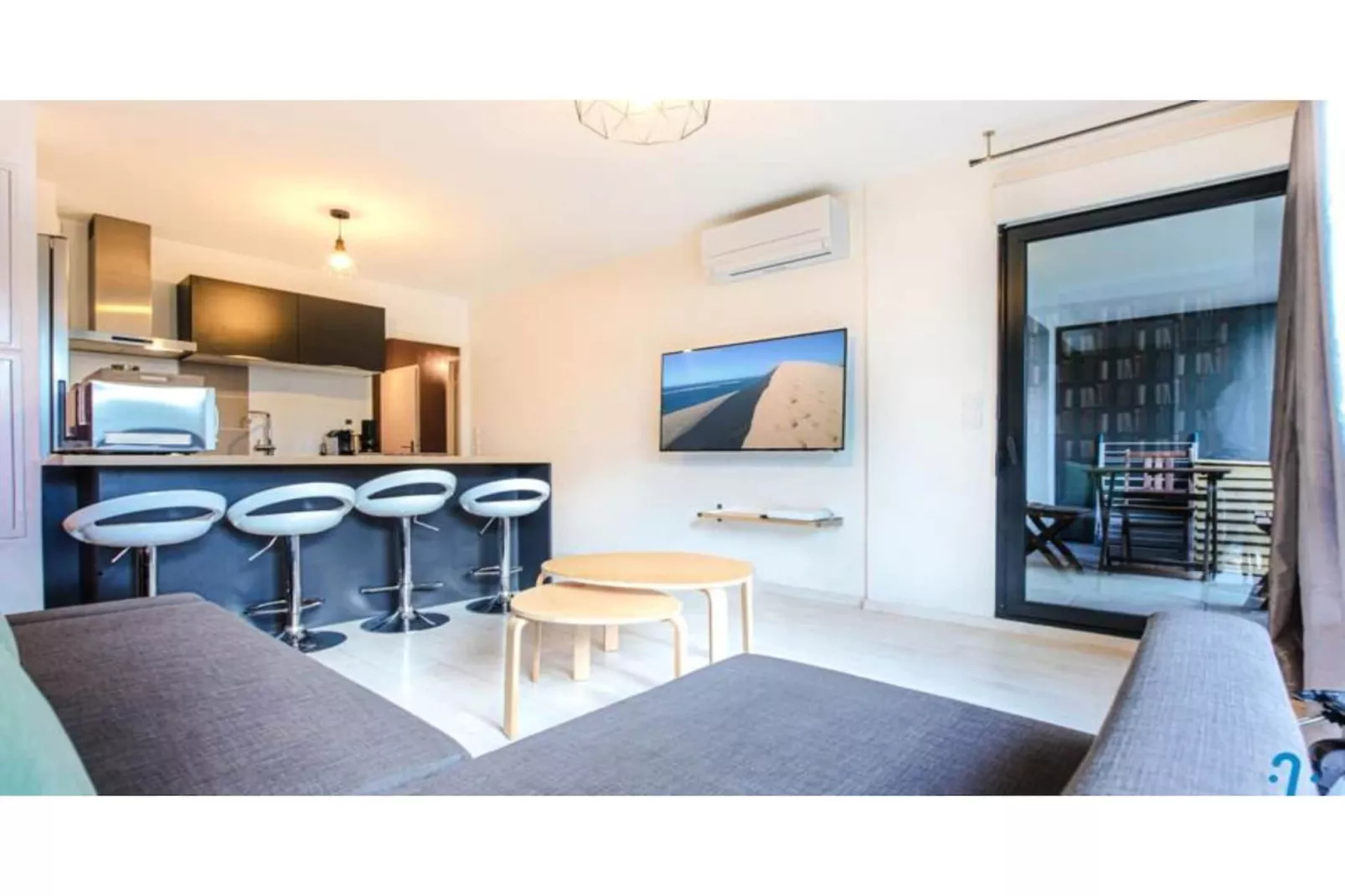 Appartement Charmant Et Moderne Pour 4 Avec Parking, Proche Cit&eacute; Du Vin-Woonkamer