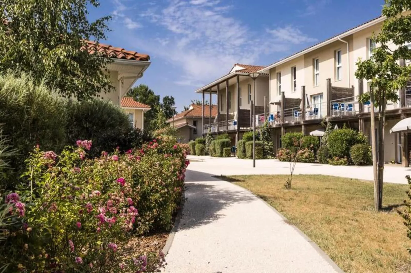 Résidence Odalys Le Petit Pont***-Tuinen zomer