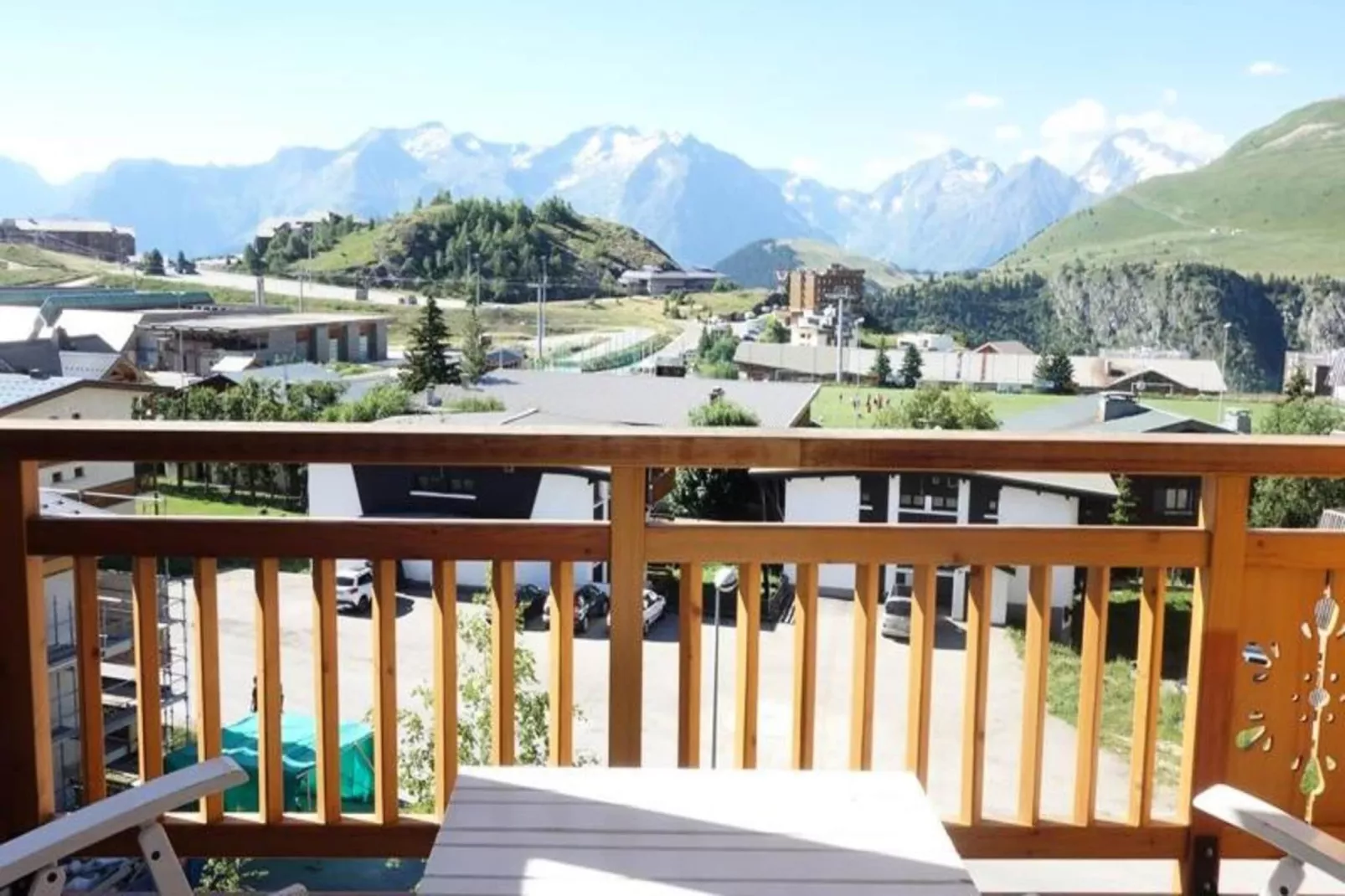 Résidence Choucas-Buitenkant zomer