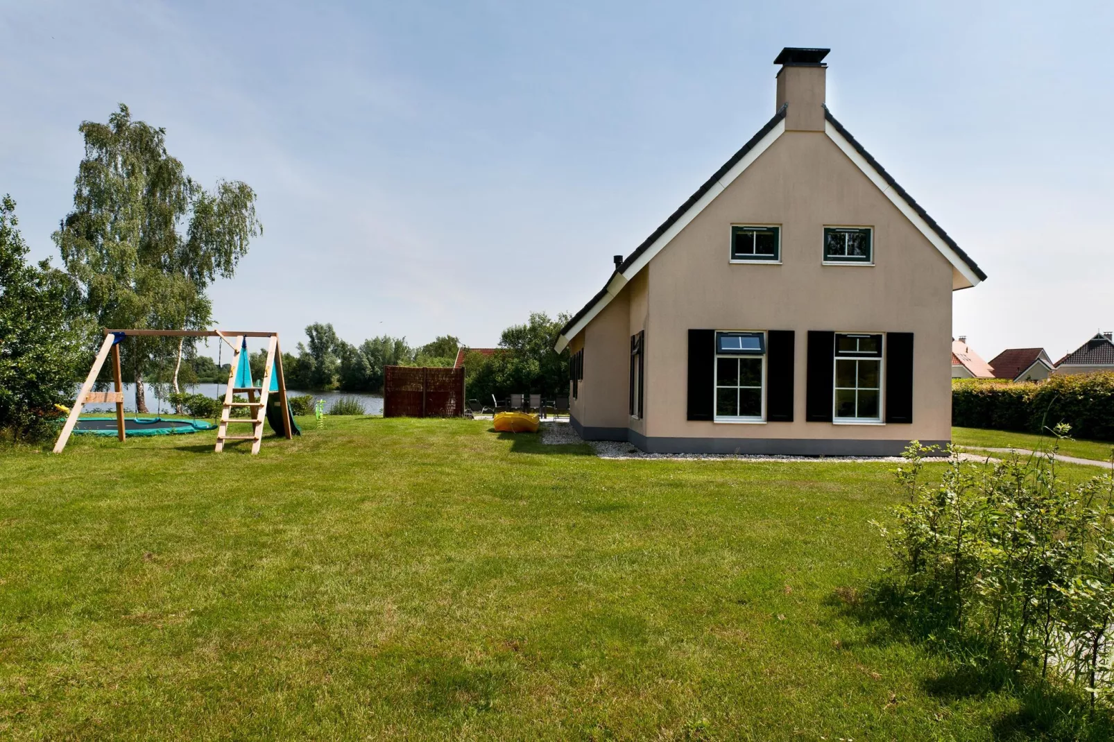 10 pers Lieskehuis Wellness de luxe met sauna buitenspa en toerboot-Buitenkant zomer