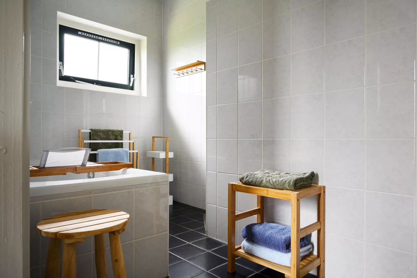 10 pers Lieskehuis Wellness de luxe met sauna buitenspa en toerboot-Badkamer
