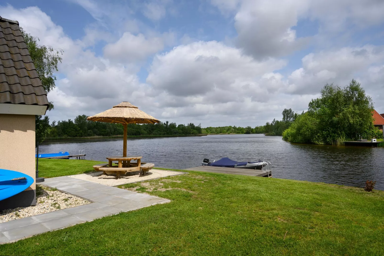 10 pers Lieskehuis Wellness de luxe met sauna buitenspa en toerboot-Uitzicht zomer