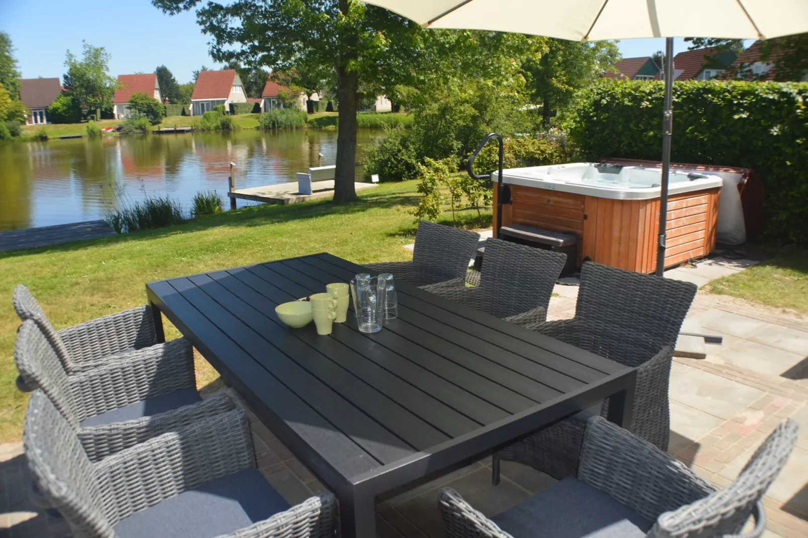 8 pers Westerwolde Prestige Welness met buitenspa-Tuinen zomer