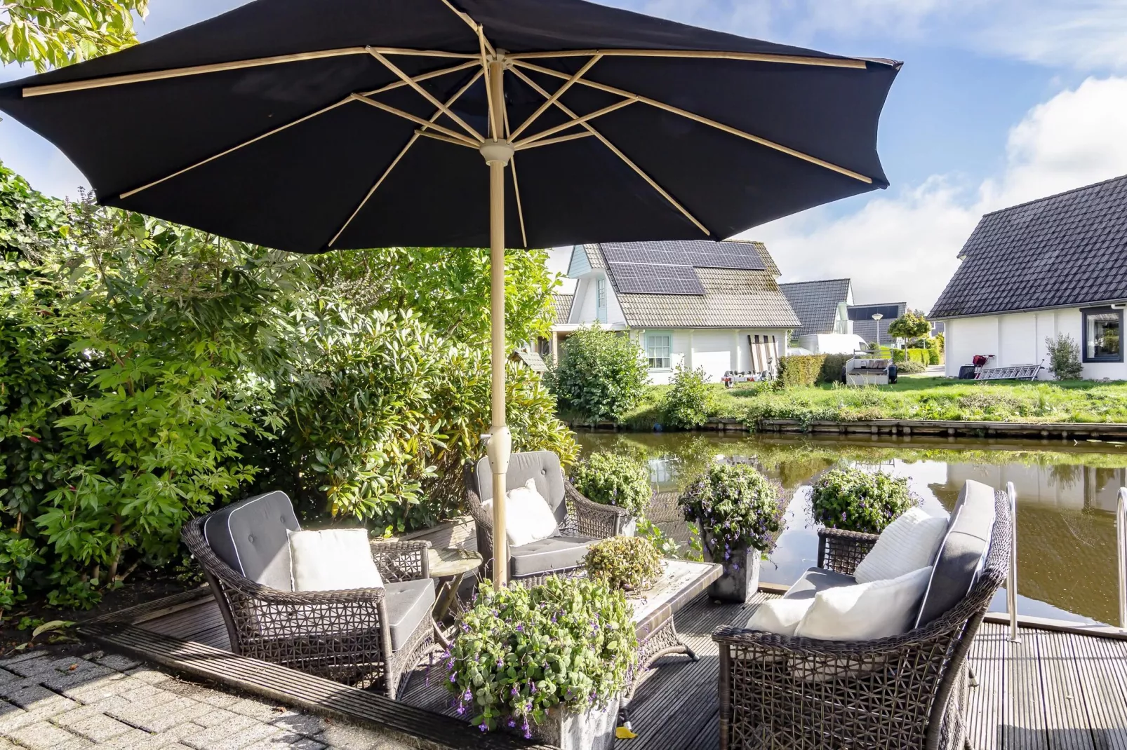 Groepswoning 2-11 personen aan het Zuidlaardermeer in Groningen met sloep optie-Terrasbalkon