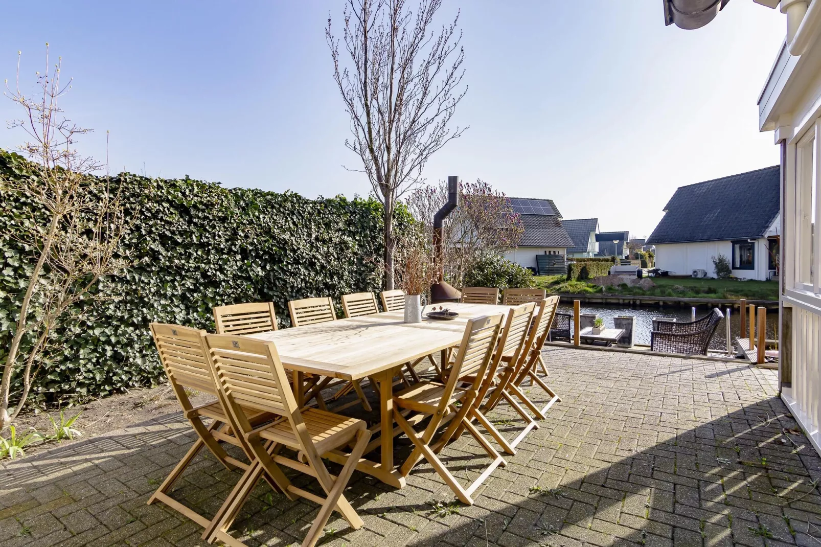 Groepswoning 2-11 personen aan het Zuidlaardermeer in Groningen met sloep optie-Terrasbalkon