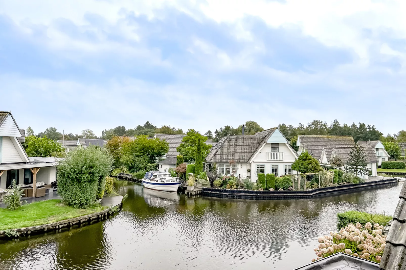 Groepswoning 2-11 personen aan het Zuidlaardermeer in Groningen met sloep optie-Uitzicht zomer