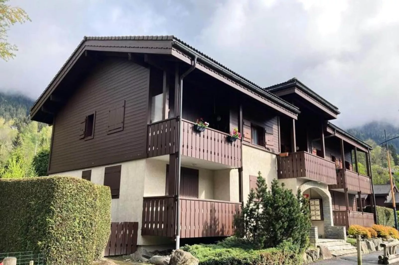 Résidence Les Sapins-Buitenkant zomer