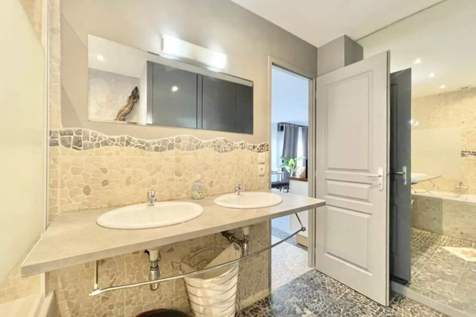 | Le Contemporain ⚙️| 6 Couchages | Wifi, Tram |-Image-tags.