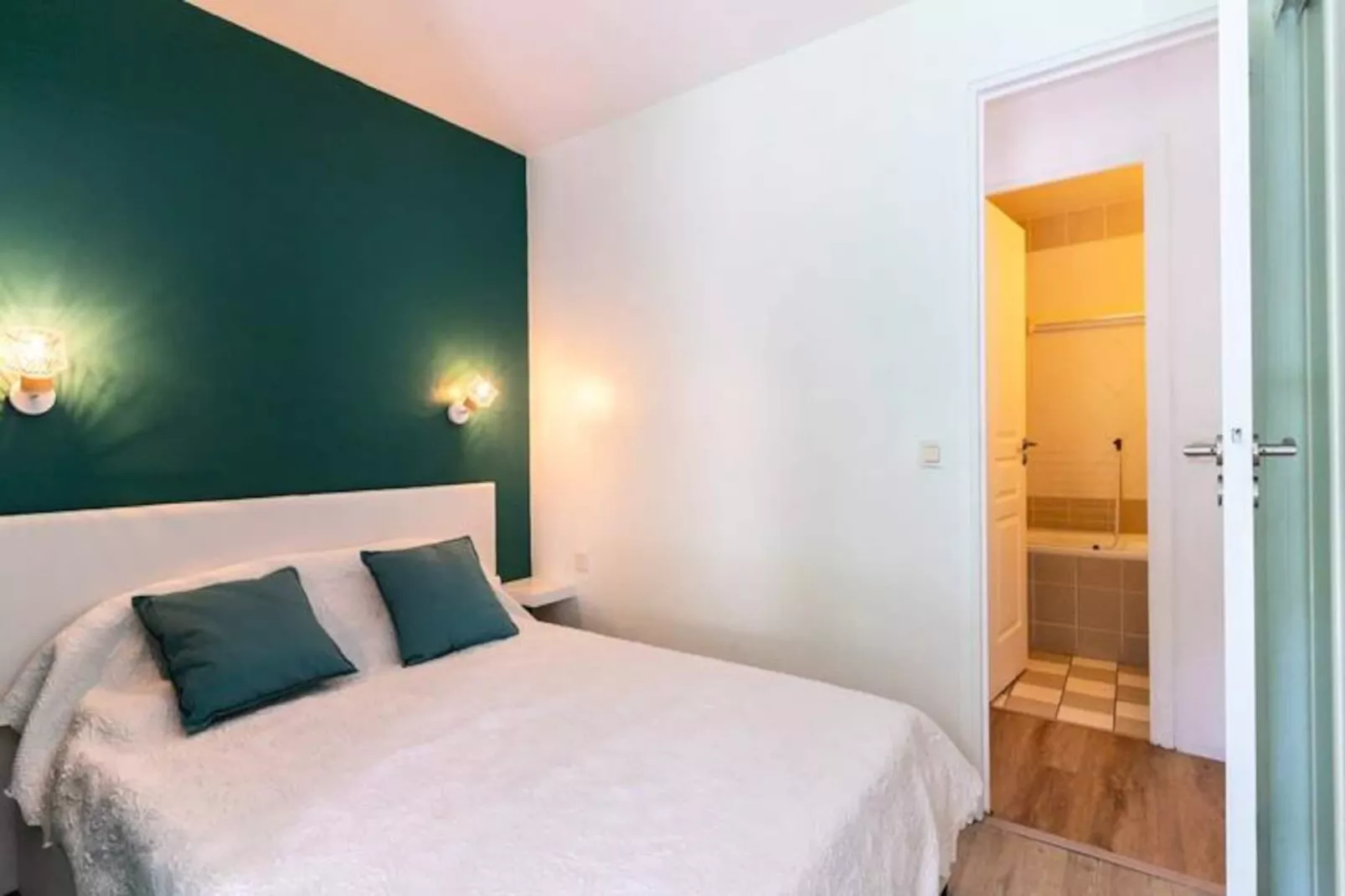 Résidence Tr&egrave;s Bel Appartement R&eacute;nov&eacute; Avec Piscine, Tennis Et Parking Priv&eacute; 09-Image-tags.