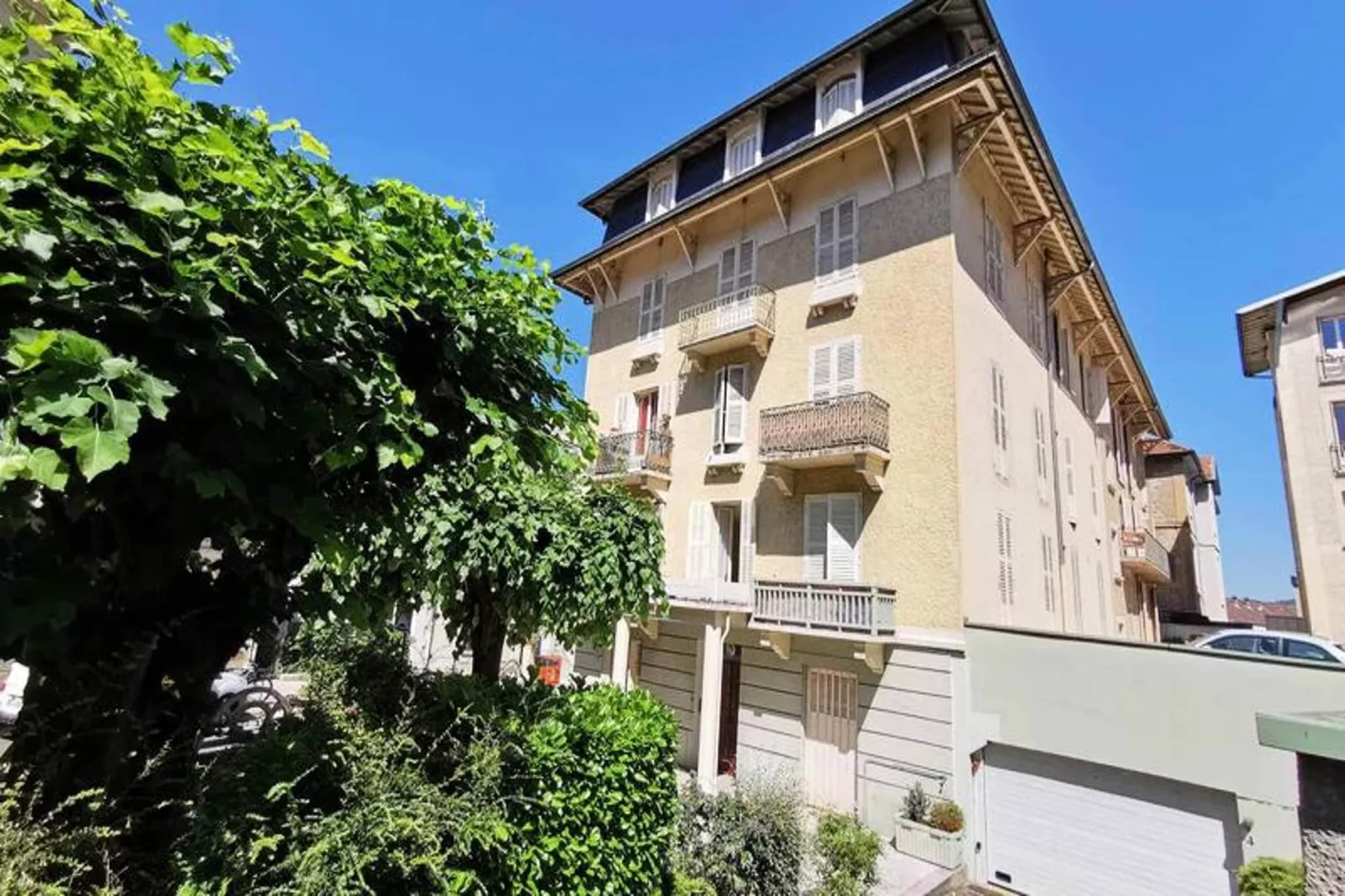 Résidence Le Juturna-Buitenkant zomer