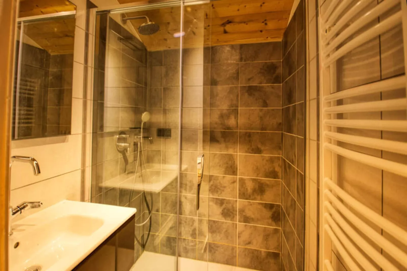 Chalet Poya-Badkamer