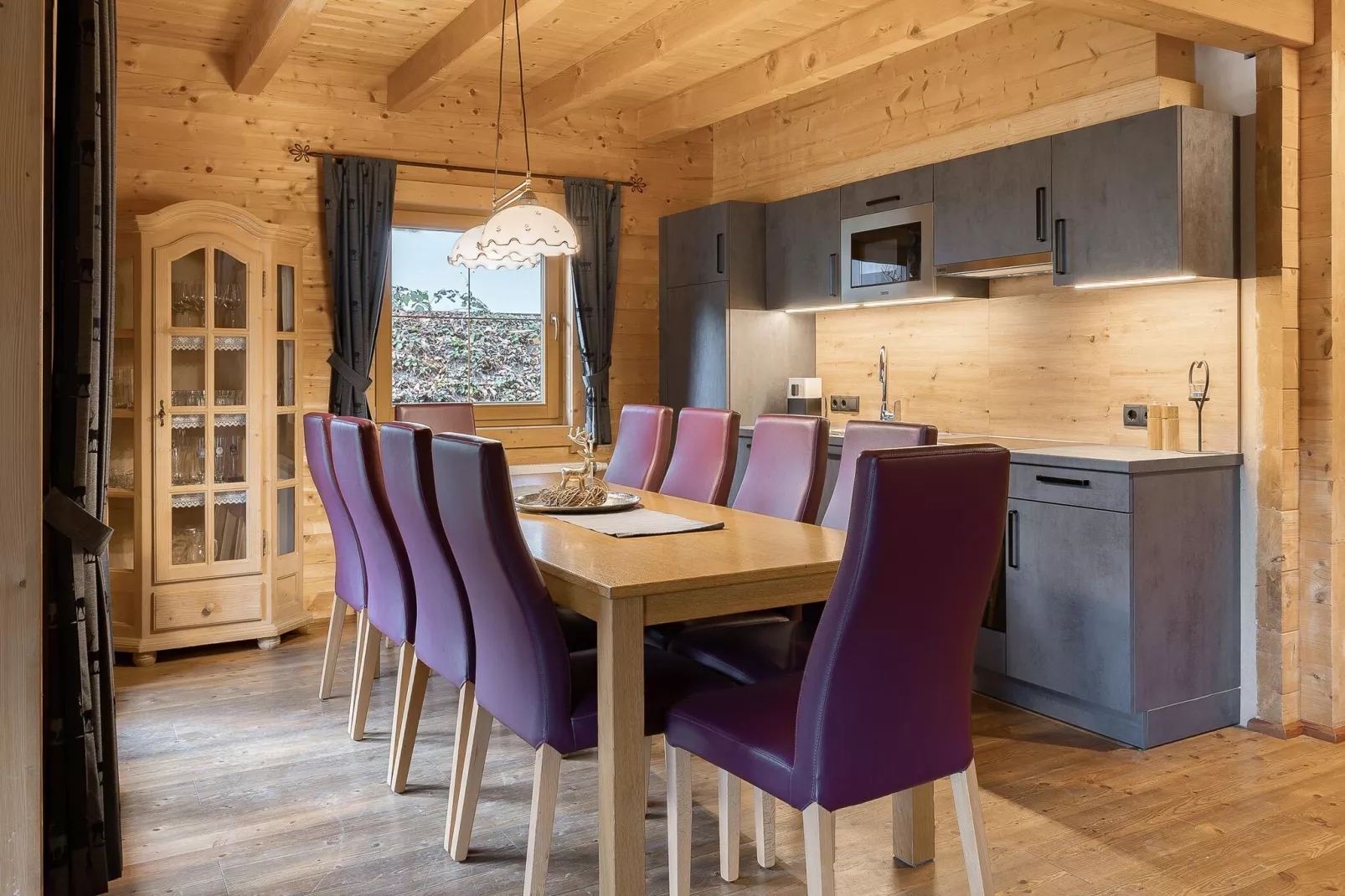 Chalets Almdorf Zillertal Fügen-Haus 8 Personen-Eetkamer