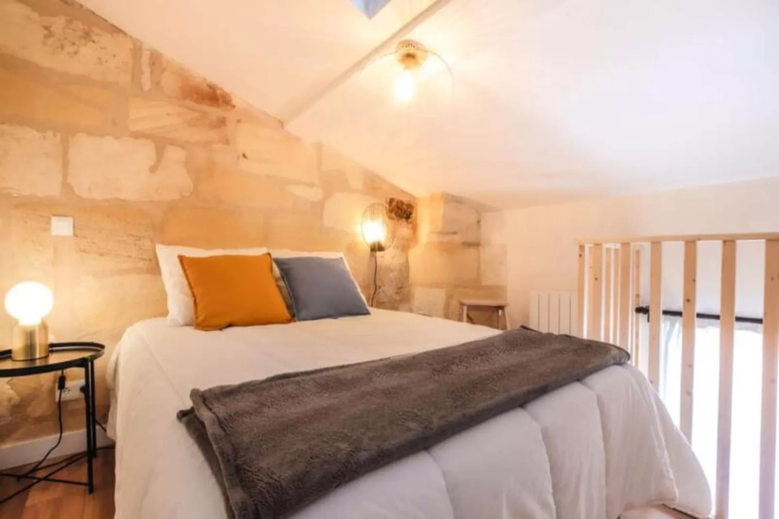 Duplex Confortable Dans La Belle Pierre Plac&eacute; Au Porte De La Gare St-jean-Slaapkamer