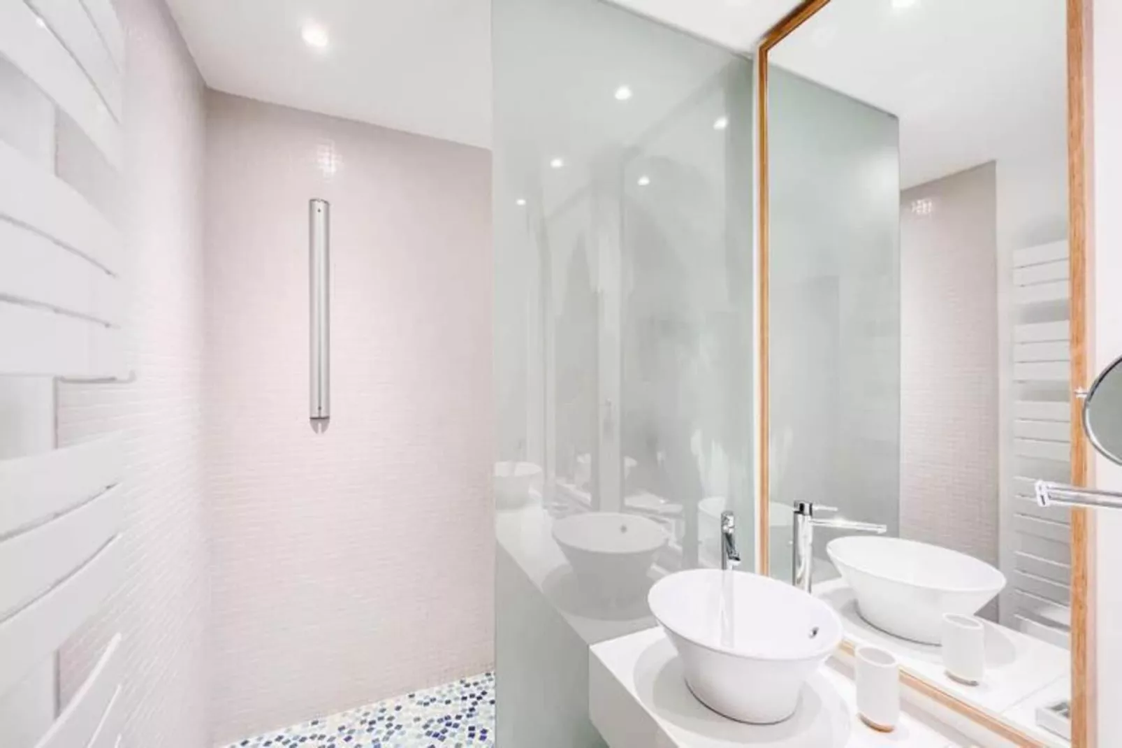 Appartement De Haut Standing Authentique Situ&eacute; Au Coeur Du Triangle D'or-Buitenkant zomer