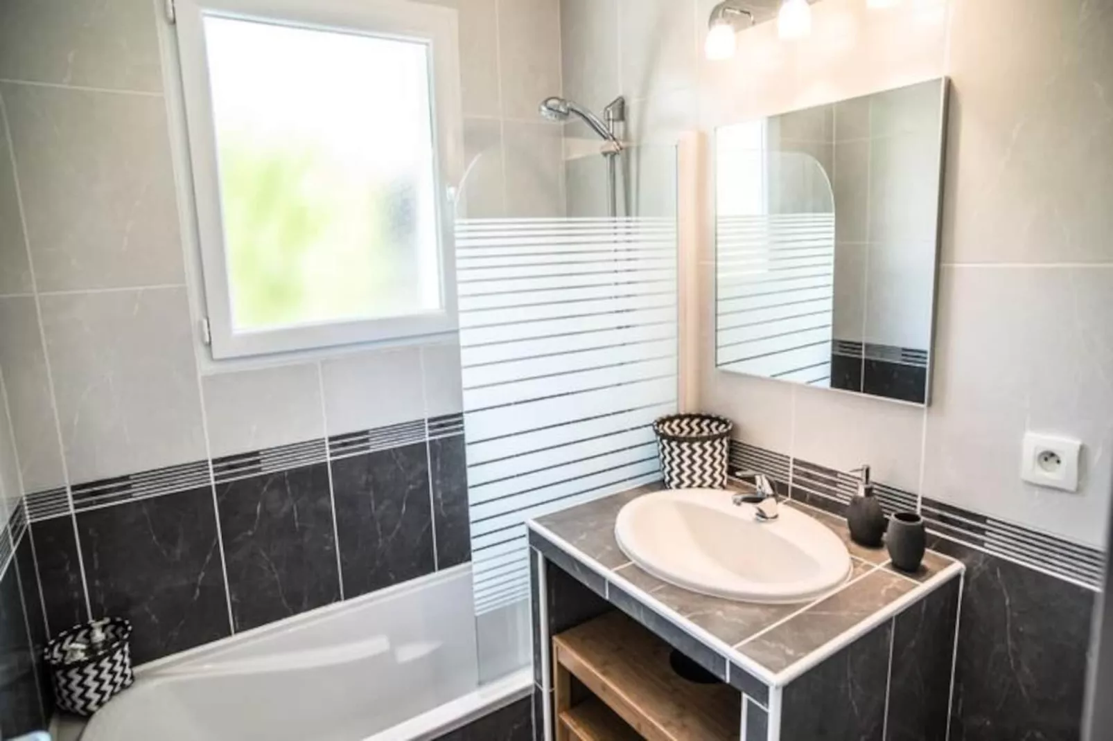 Villa Au Charme Familial Avec Belle Terrasse Et Piscine Chauff&eacute;e-Image-tags.