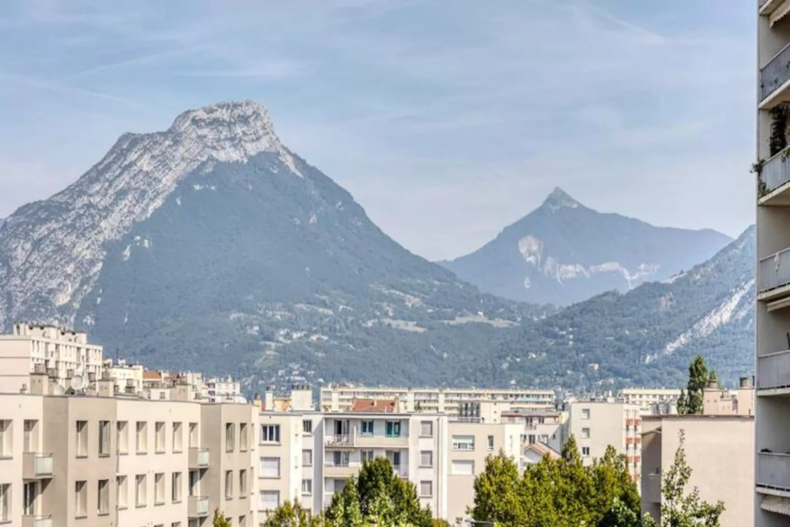 | L'ang&eacute;lique Des Eaux Claires 🪽| Parking-Image-tags.