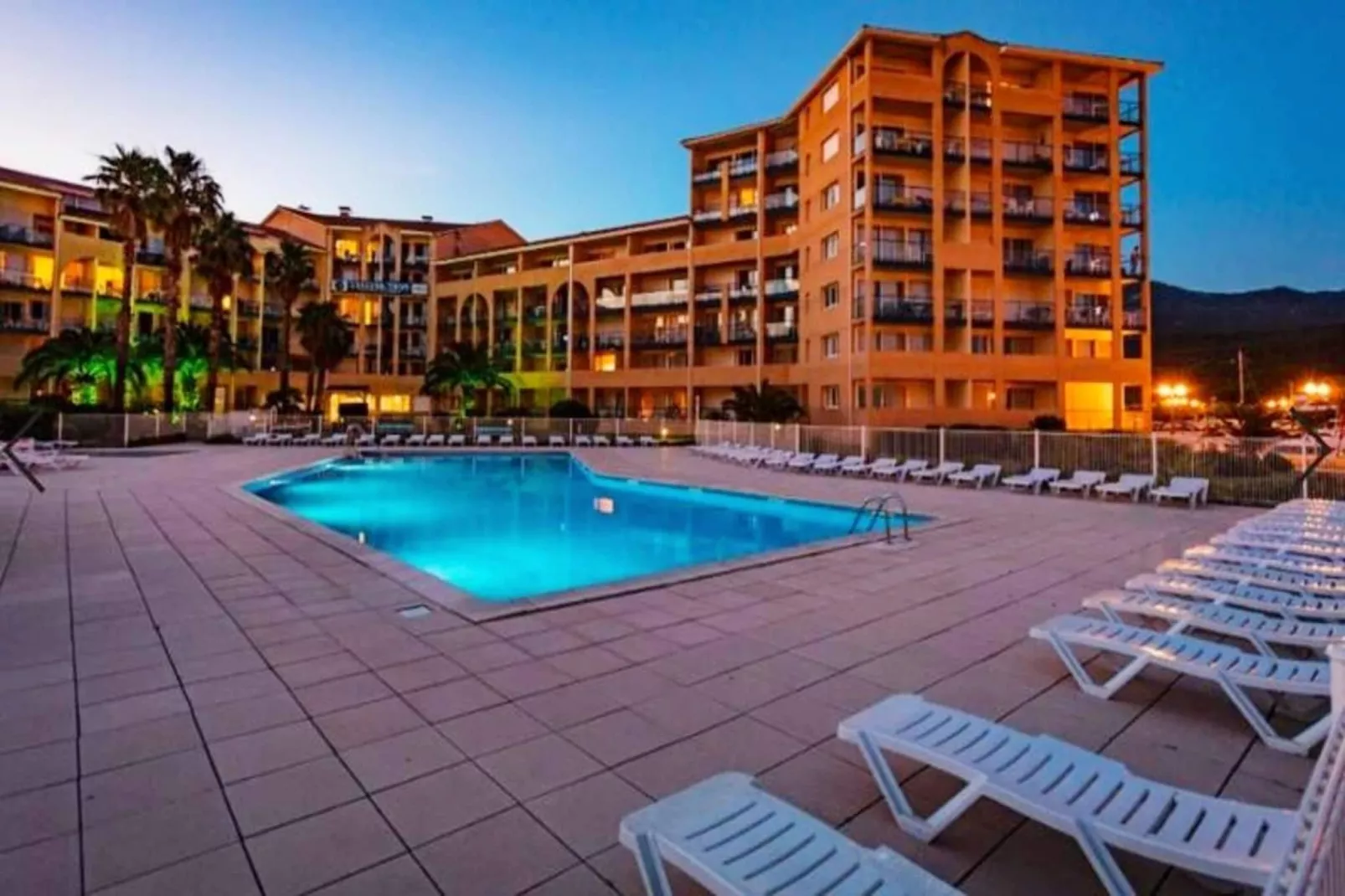 Résidence Mer & Golf Port Argelès***-Buitenkant zomer