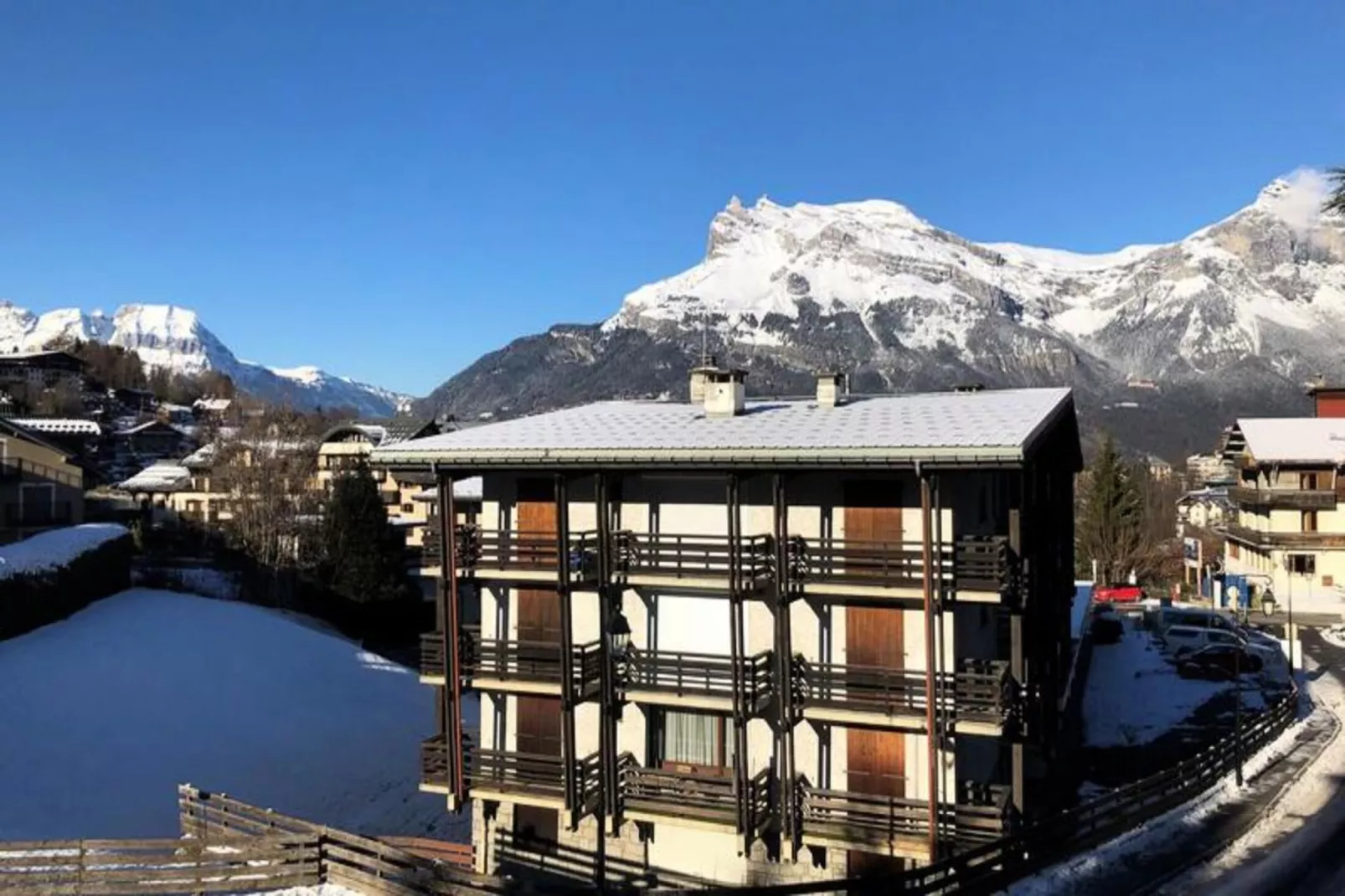Résidence Les Bruyeres-Buitenkant zomer