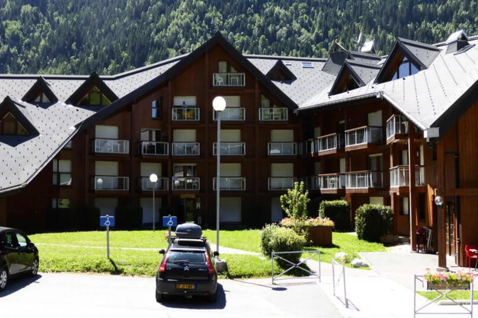 Résidence Combettes-Buitenkant zomer