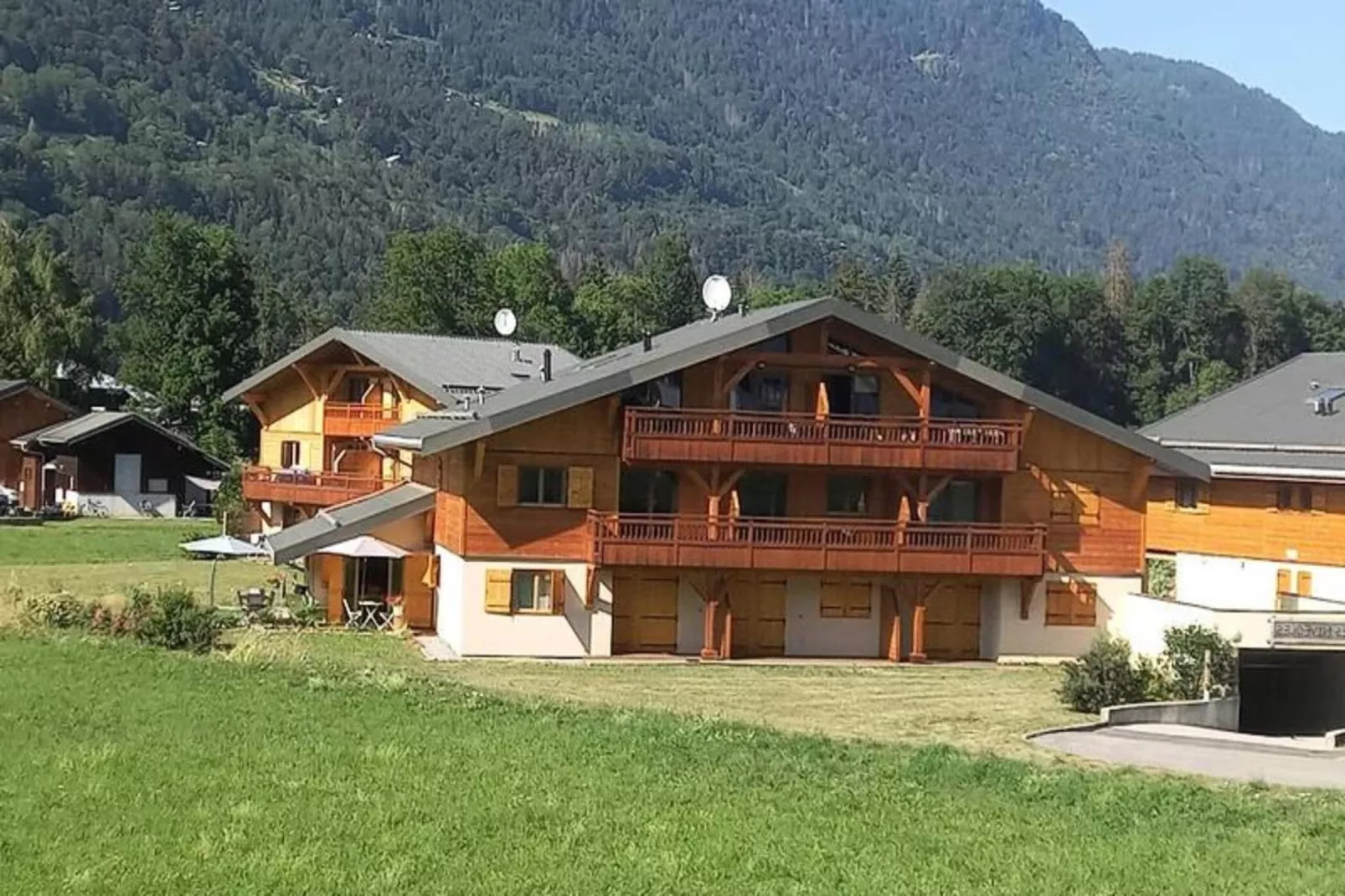 Résidence Niveoles Bat A-Buitenkant zomer