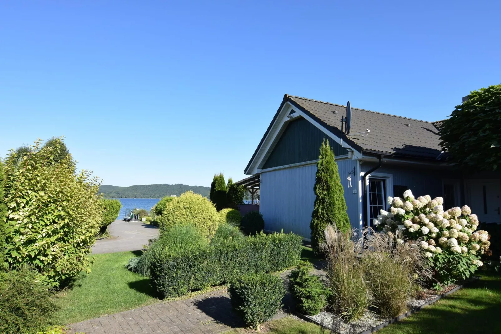 Cottage by the lake in Nadole