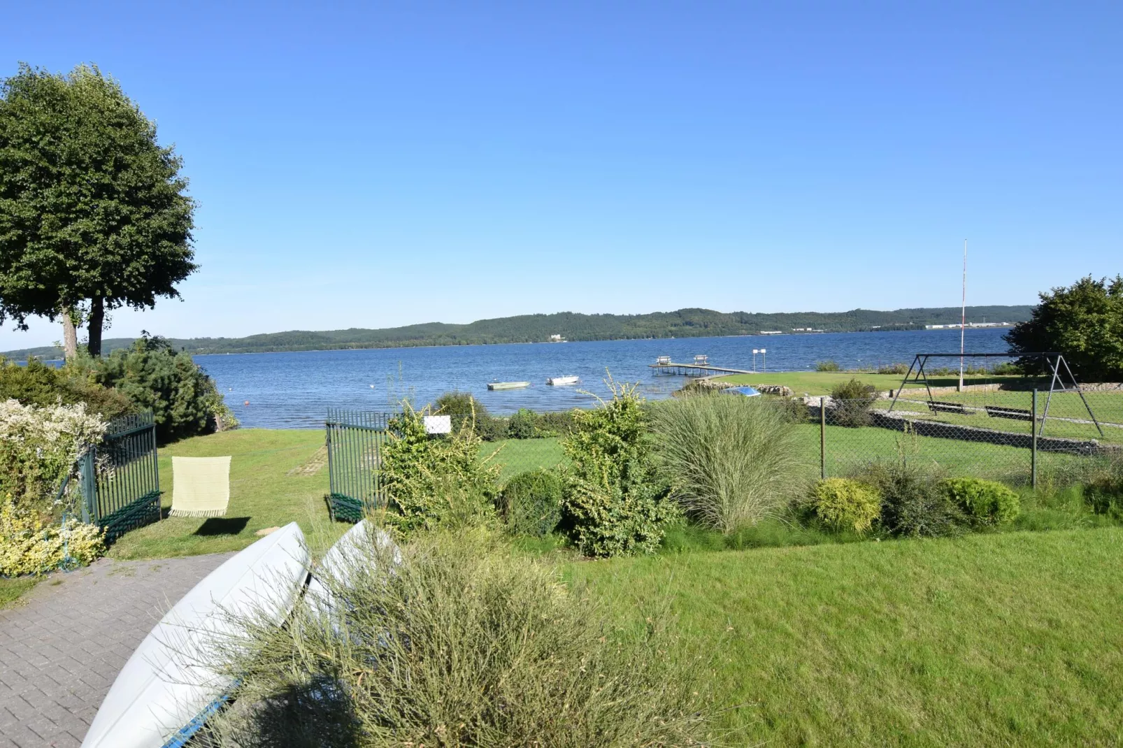 Cottage by the lake in Nadole-Uitzicht zomer