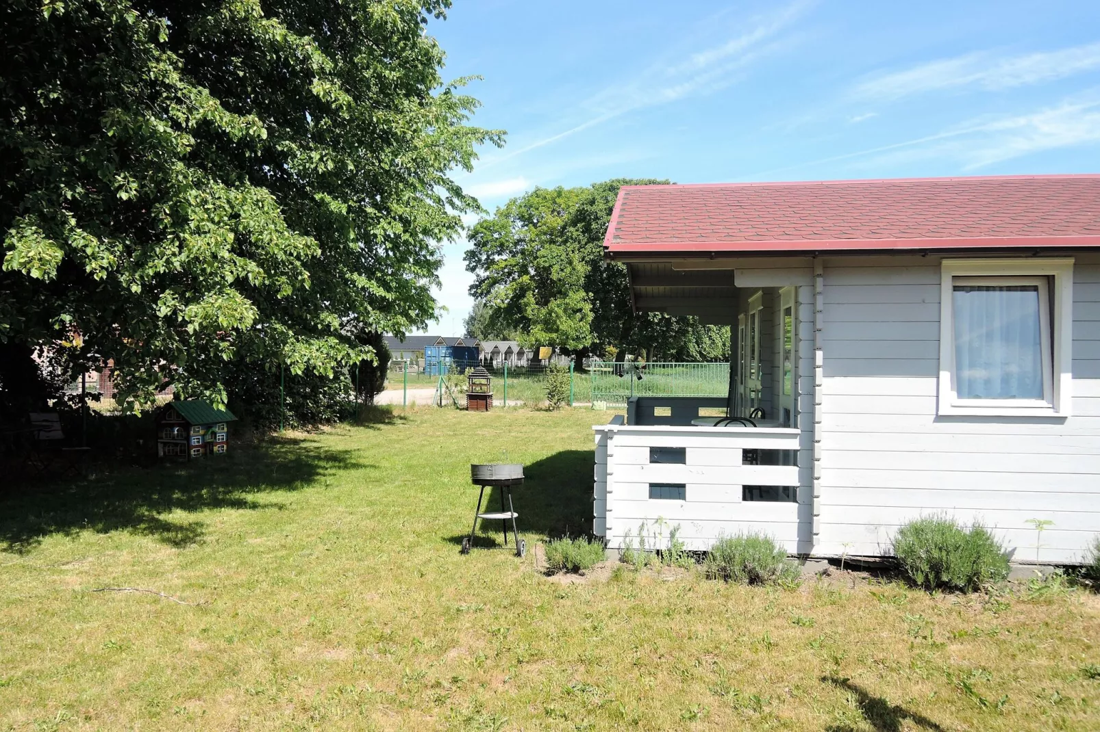 Bungalow Pod lipą Wrzosowo-Buitenkant zomer