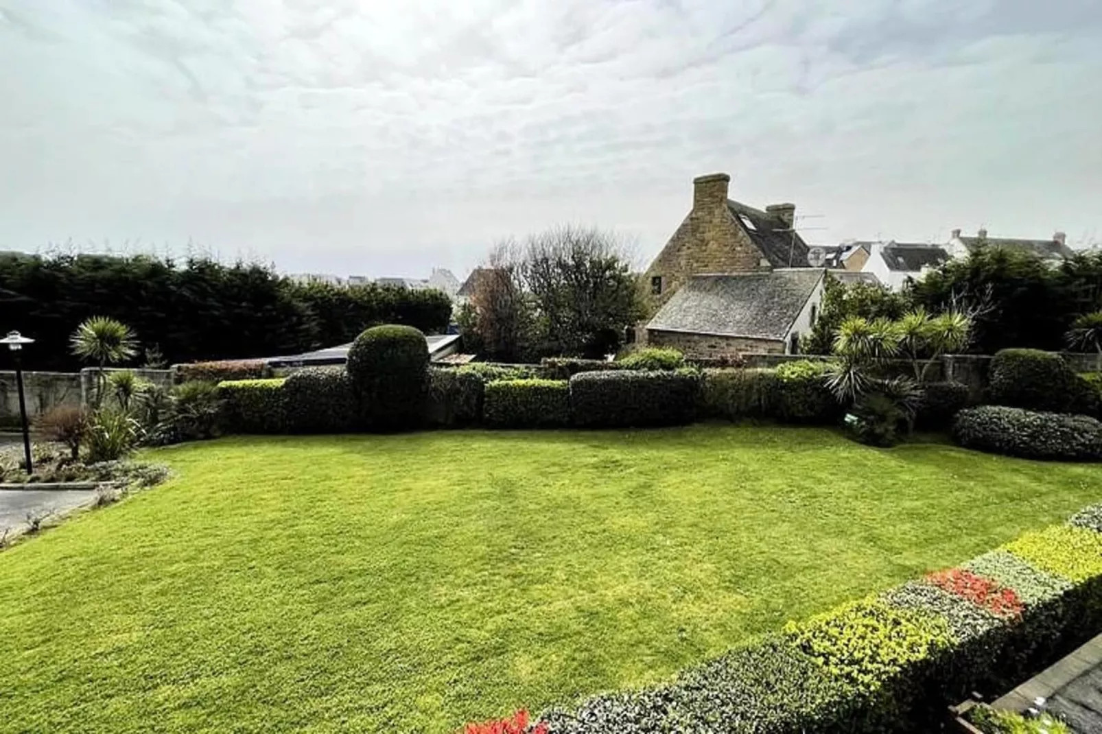 Résidence Bel Appartement En R&eacute;sidence Centre Ville  Avec Parking Class&eacute; 3*-Tuinen zomer