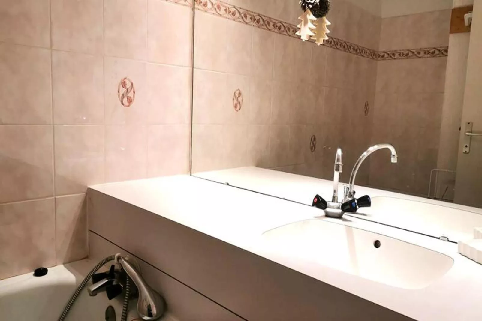 Résidence Ruelle-Badkamer