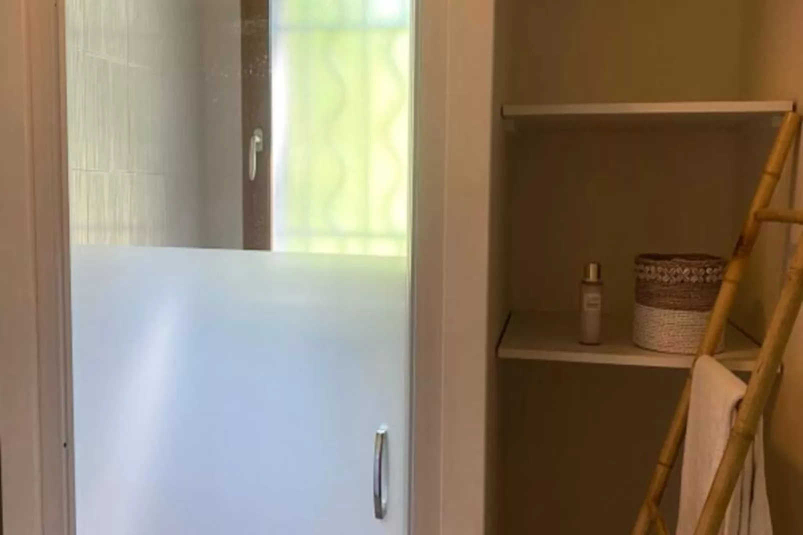 Belle Villa Avec Piscine Jacuzzi Et Vue Lac-Image-tags.