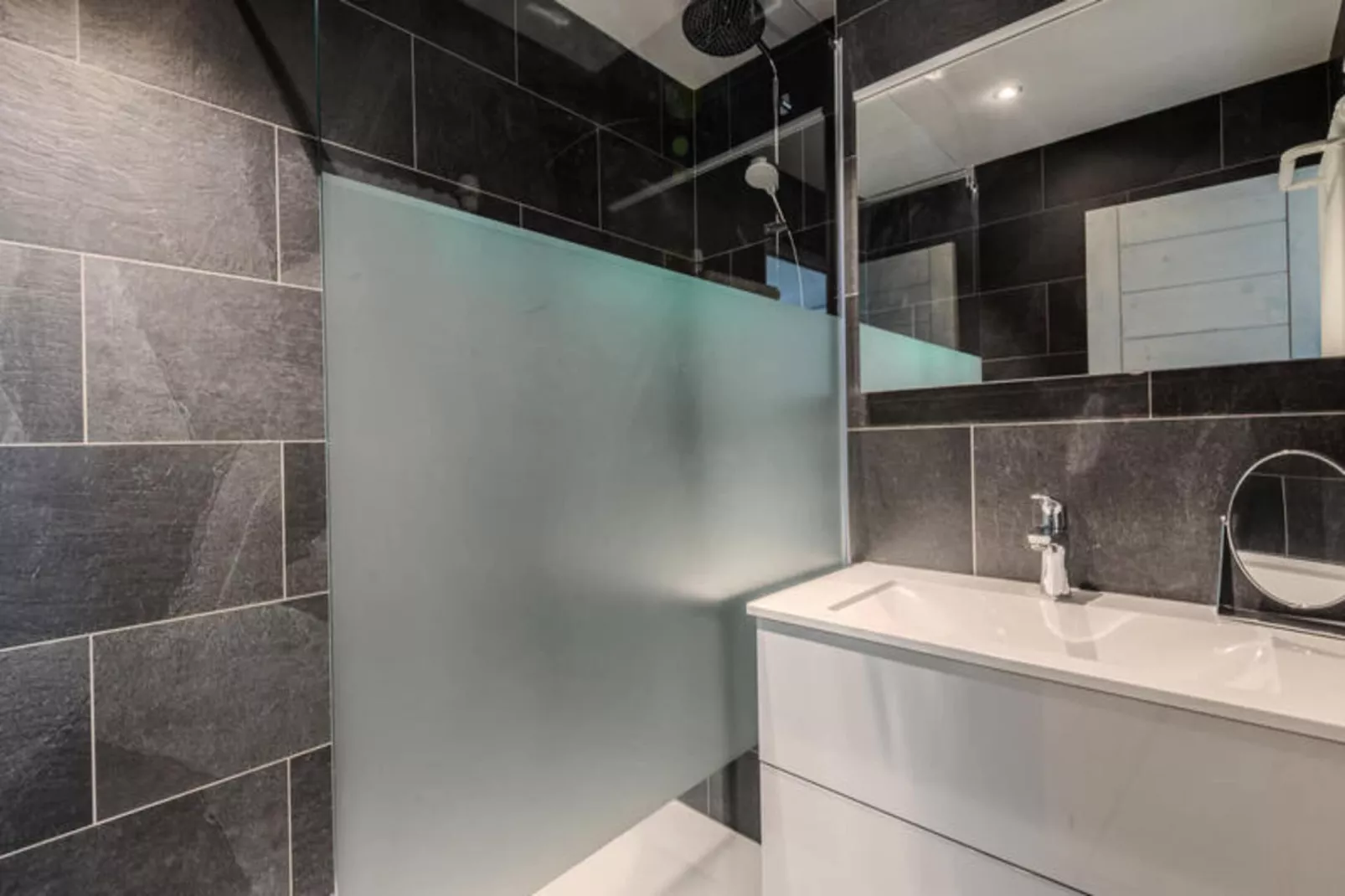 Résidence Le Nantaux-Badkamer