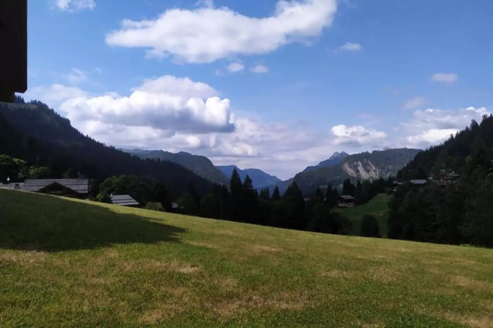 Résidence Le Bois Gentil-Uitzicht zomer