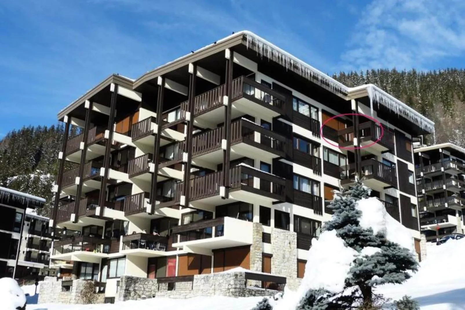 Résidence Bison-Buitenkant zomer