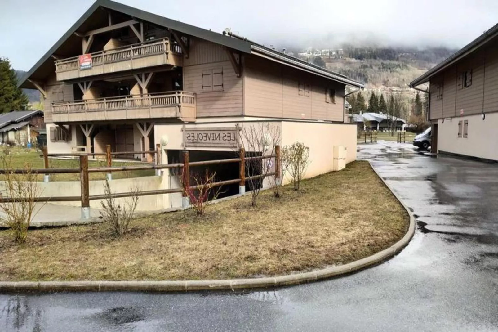 Résidence Niveoles Bat A-Buitenkant zomer