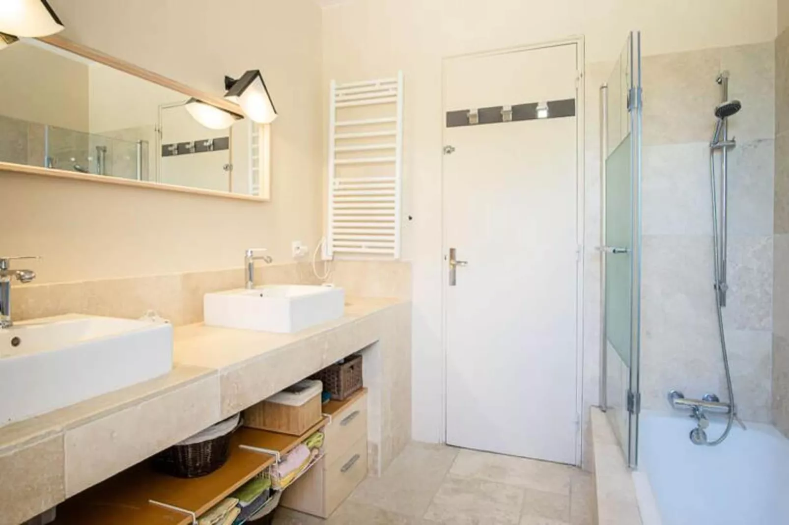 Maison De La  Bandine-Badkamer