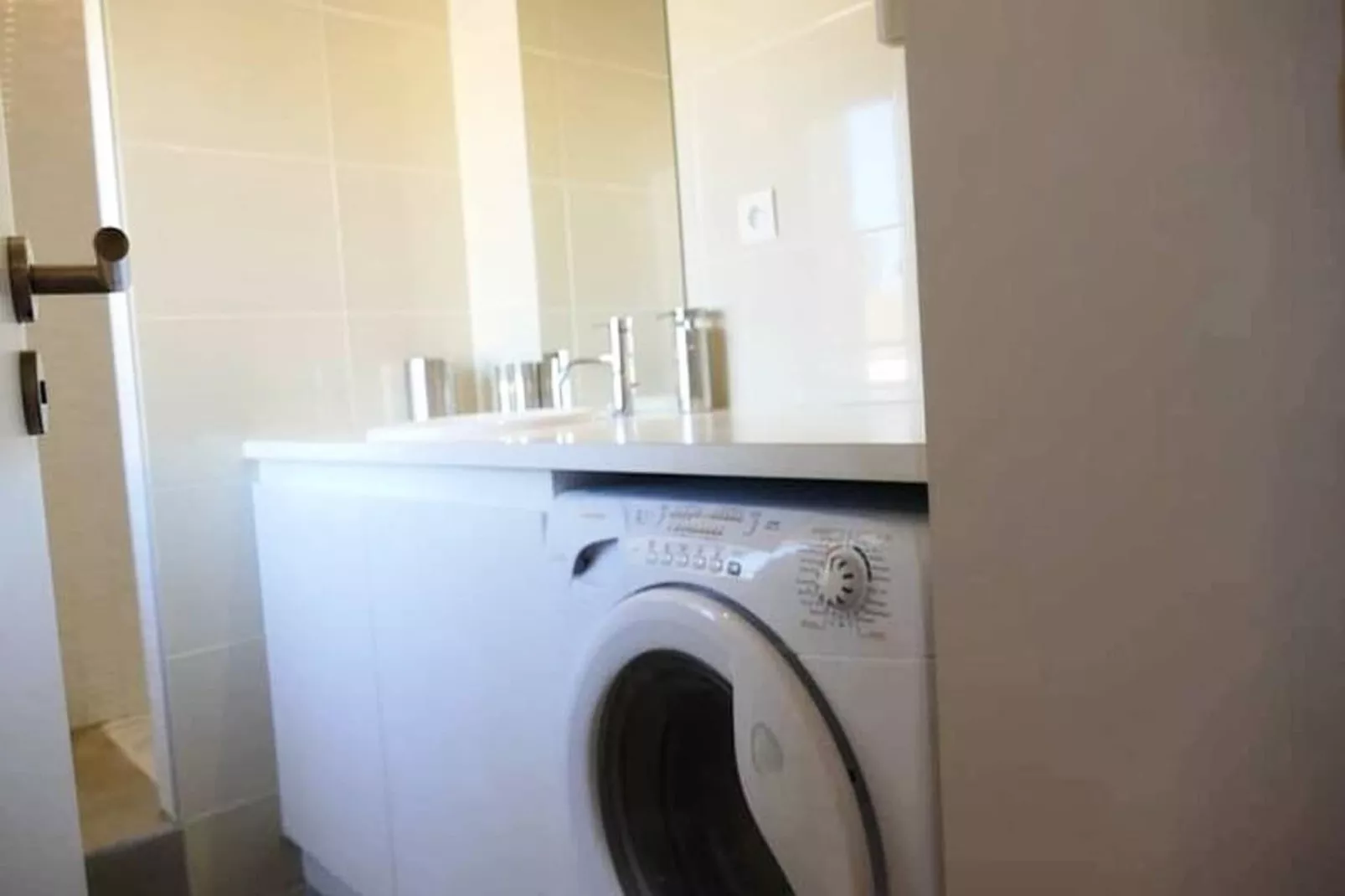 Superbe T2 De Qualit&eacute; Et R&eacute;nov&eacute;, Au Jardin Public, Pour 4 Personnes-Eetkamer